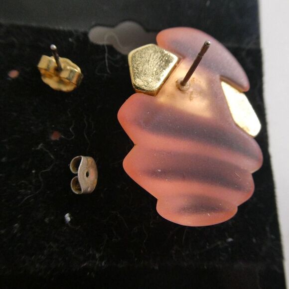 Vintage Art Deco Style Gold Tone Frosted Pink Ribbed Abstract Earrings Pierced - Picture 6 of 6